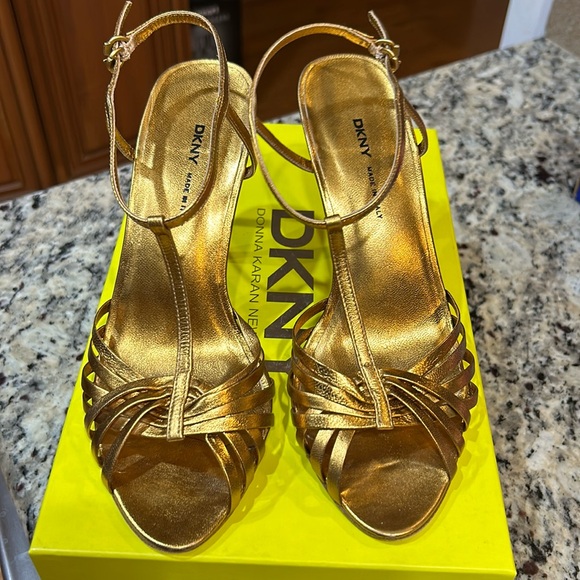 Dkny Shoes - Dkny sandals great shoe wore once